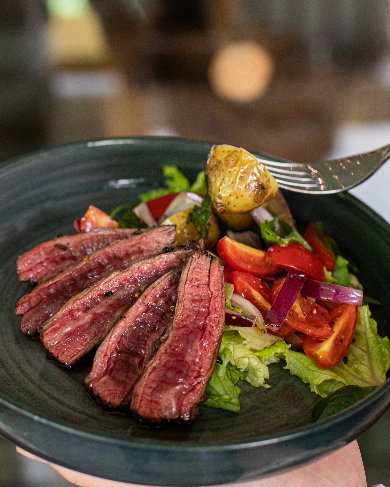 Dĩa thịt bò và salad thực phẩm tăng cân