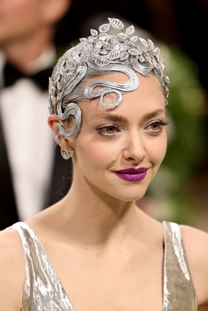 Amanda Seyfried tại Met Gala năm nay chon chiếc vương miện được cho là kết hợp vô cùng ăn ý với kiểu tóc ánh bạc của nữ diễn viên. Màu son tím khó nhằn cũng không thể