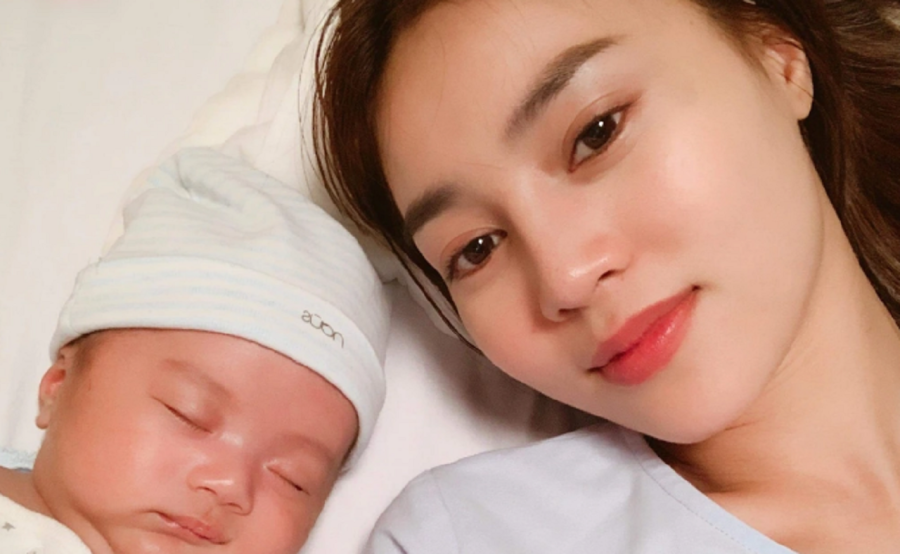 Vừa qua, bức ảnh Ninh Dương Lan Ngọc bên một em bé sơ sinh gây xôn xao mạng xã hội.Bài đăng còn cho biết cô đã sinh em bé tại Úc và