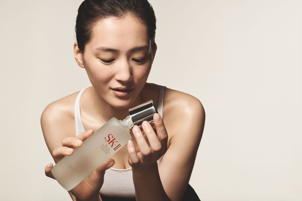 Chăm sóc da với SK-II.