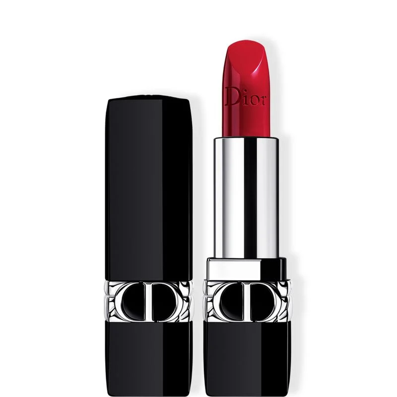 Son môi đỏ Dior cho phong cách trang điểm phụ nữ Pháp.