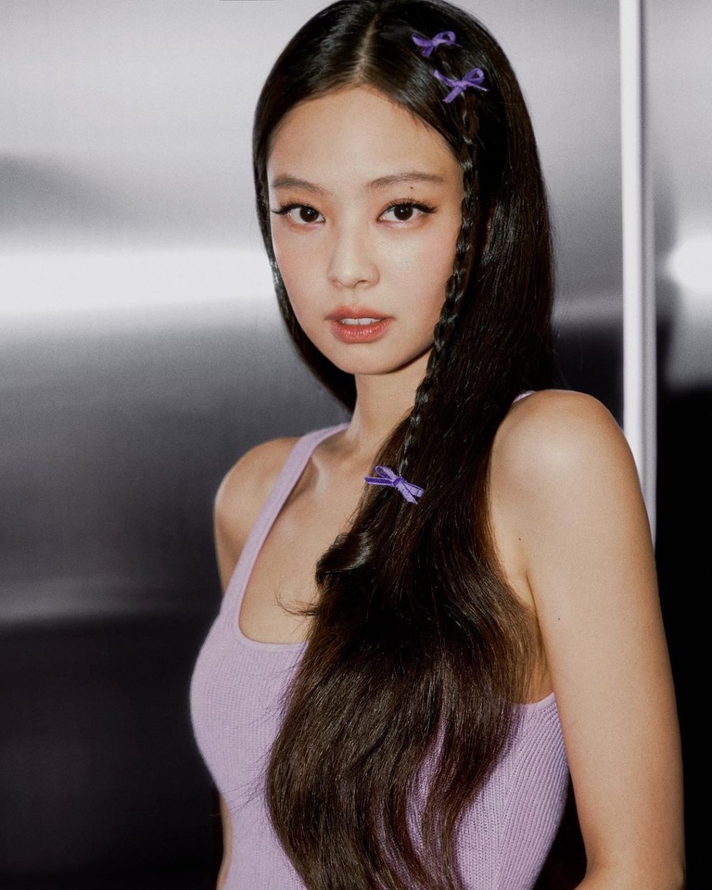 Jennie với phong cách trang điểm tối giản.