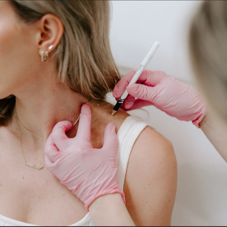 Barbie Botox: Lăng kính không phải màu hồng của trào lưu chiếc “vai mắc áo”