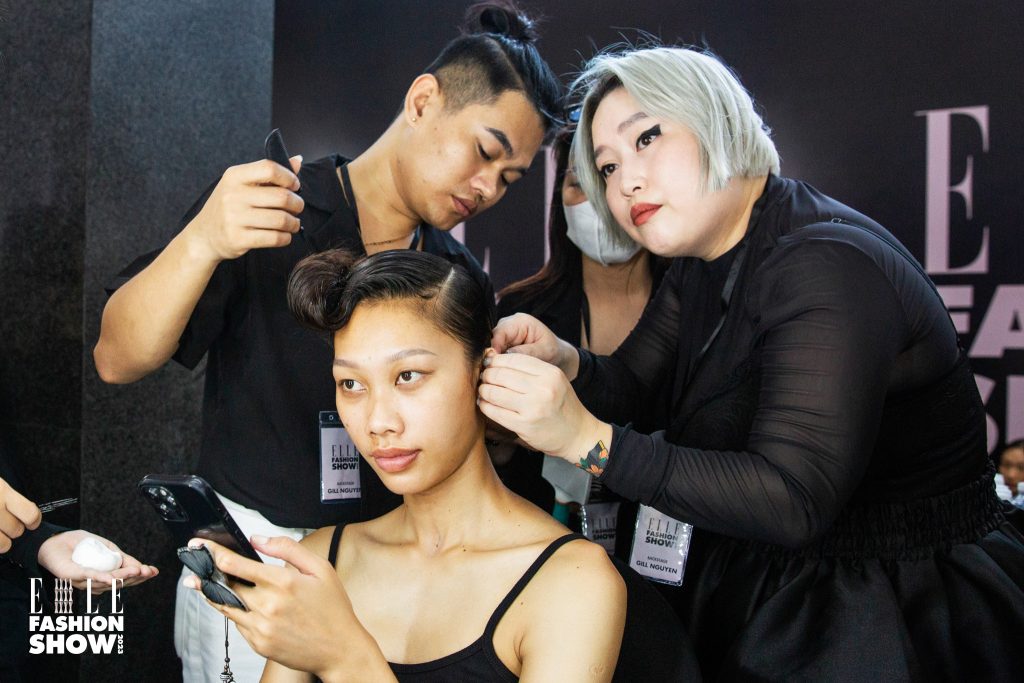 Chuyên gia tạo kiểu tóc Gill Nguyễn tại hậu trường ELLE Fashion Show 2023.
