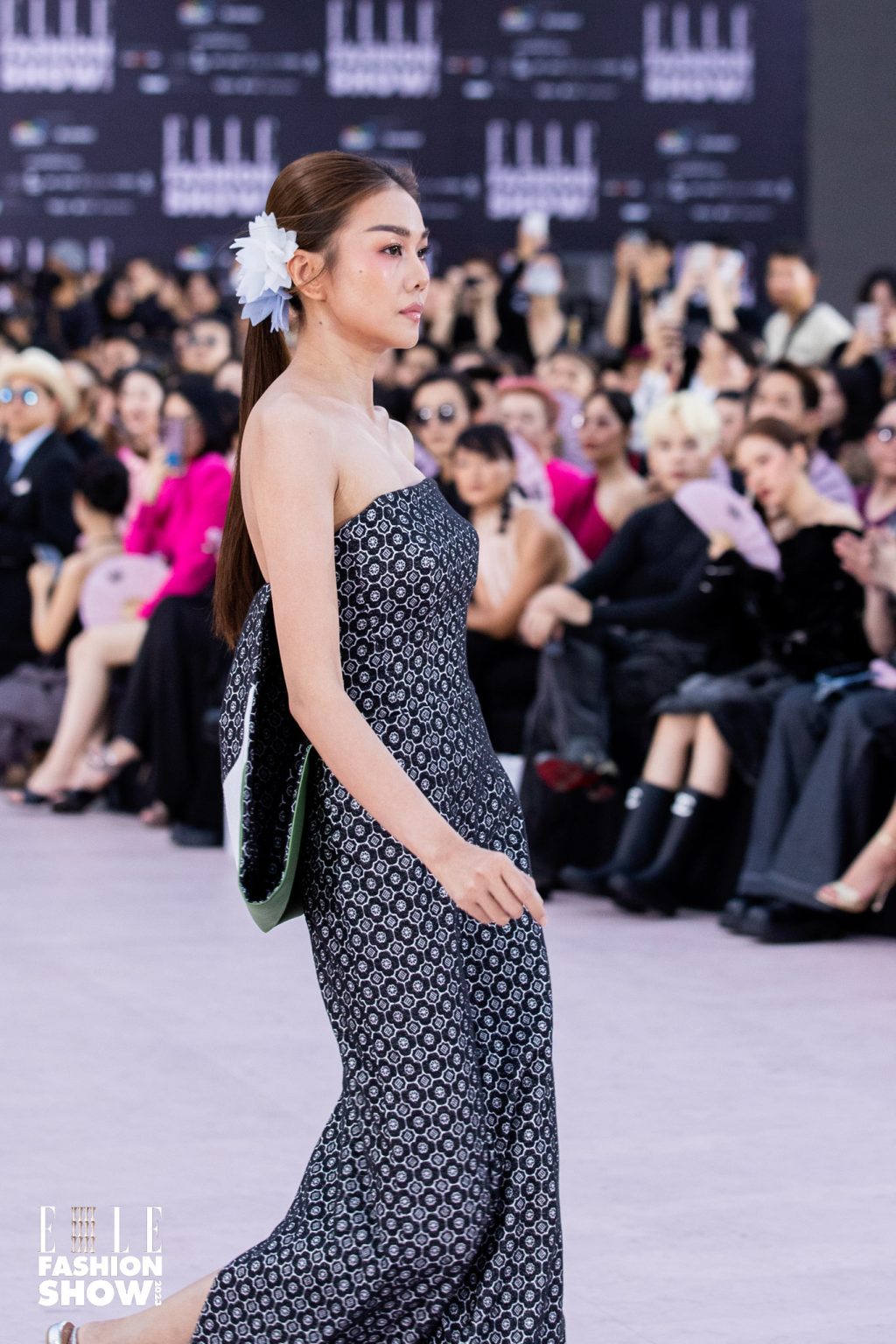 Siêu mẫu Thanh Hằng trong BST "Charm" - Peggy Hartanto.