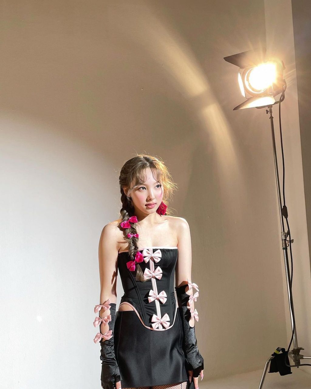 Nayeon xuất hiện với xu hướng đính nơ.