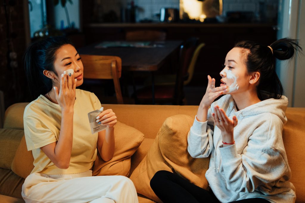 Kem chống nắng giúp bảo vệ da trước tác động của tia UV và ánh sáng xanh.