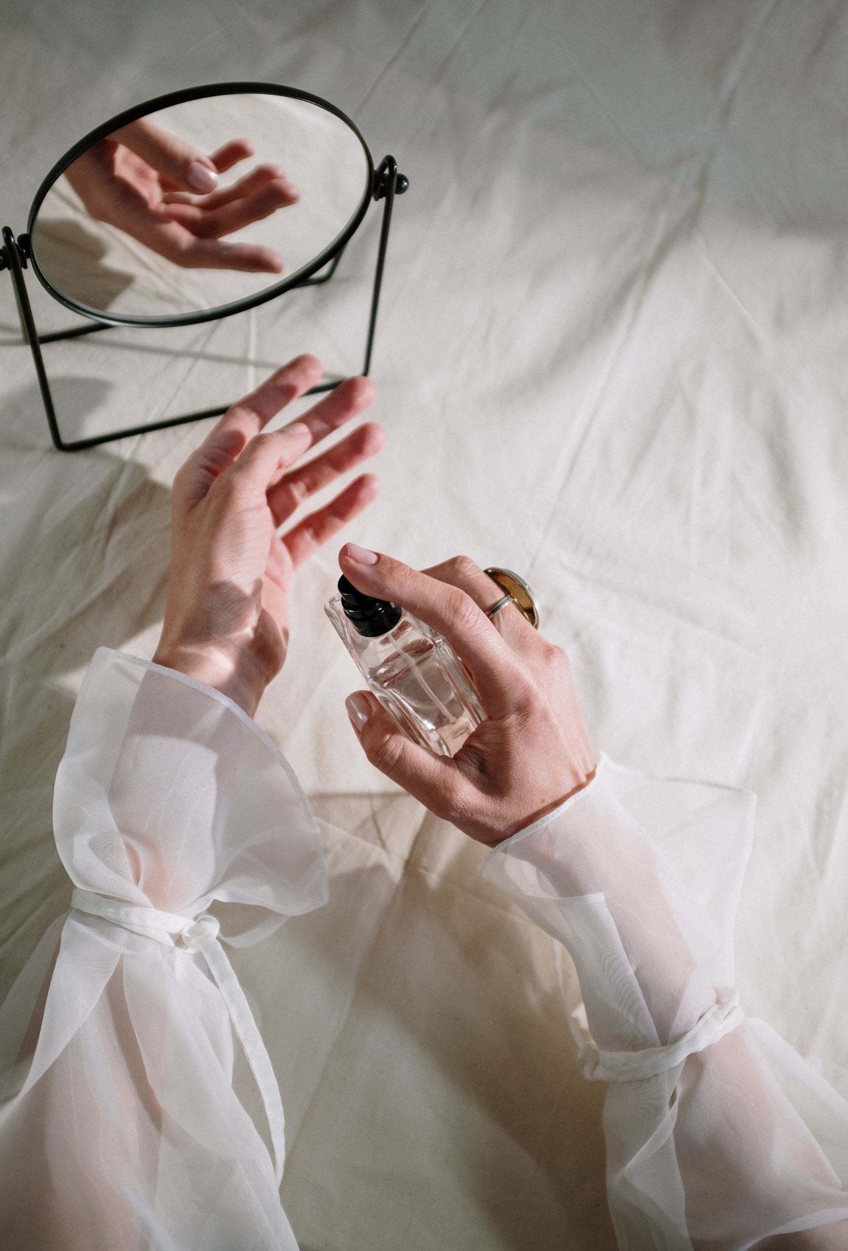 xịt nước hoa lên cổ tay
