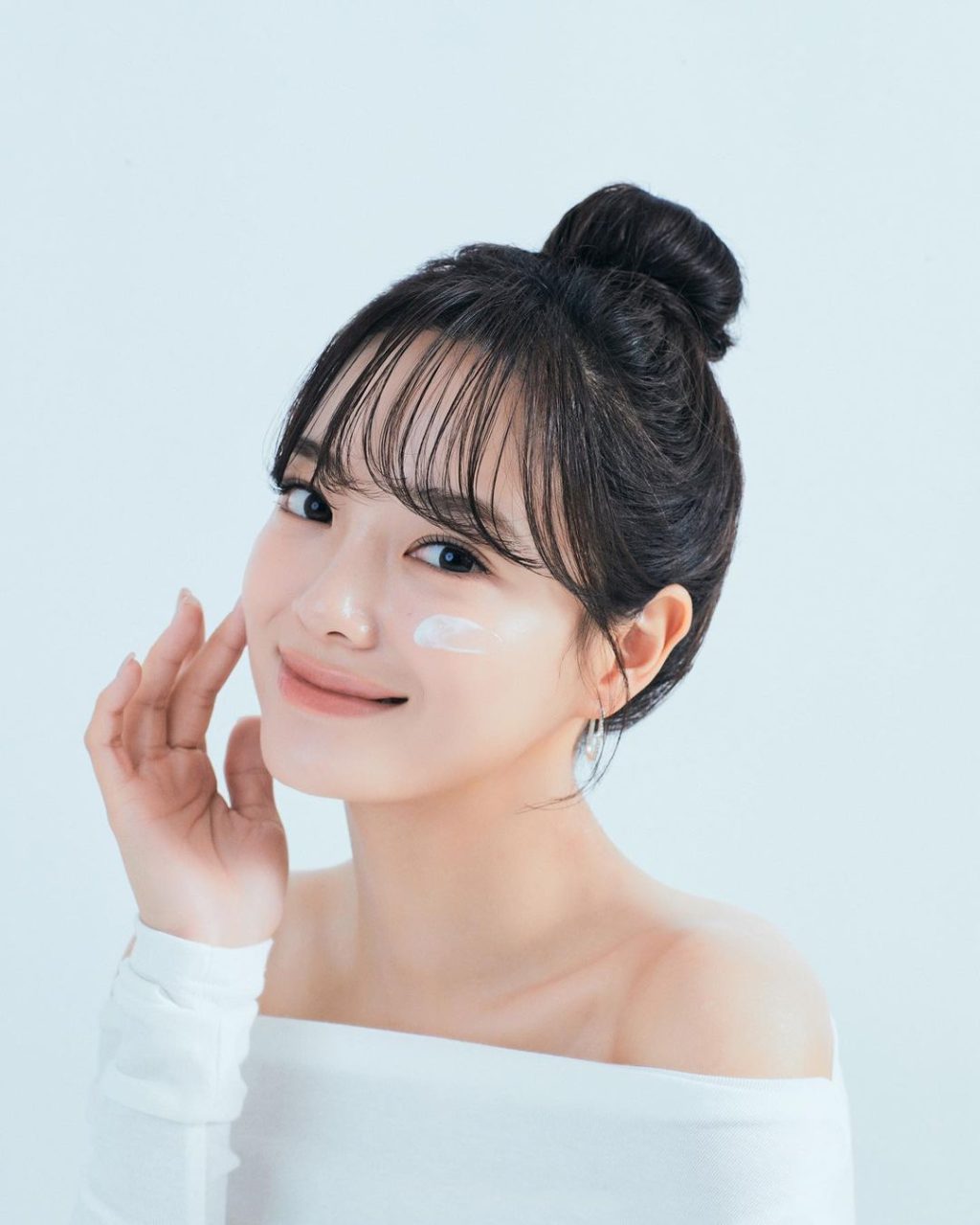 Làm đẹp với kem dưỡng ẩm.