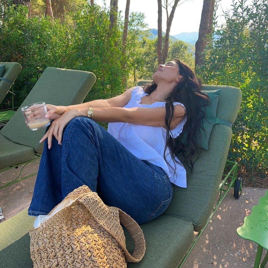 kylie jenner năng động và thoải mái với áo babydoll hoạ tiết viền ren