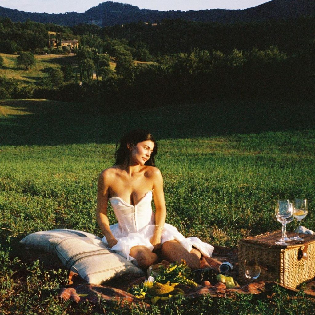 kylie jenner picnic ngoài trời