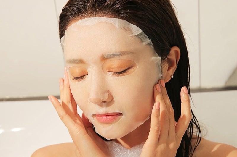 Đắp mặt nạ là biện pháp quan trọng giúp cung cấp độ ẩm và dưỡng chất giúp da mặt khỏe mạnh hơn.
