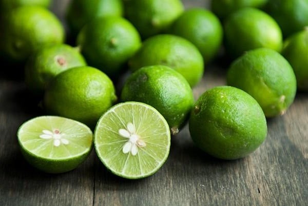 Cách tẩy lông mặt tự nhiên bằng hỗn hợp đường và chanh khá đơn giản.