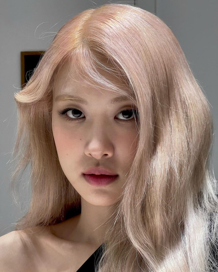 Để giữ mái tóc tẩy luôn mềm mượt, tránh hư tổn, Rosé đã phải tuân thủ những cách chăm sóc đặc biệt.
