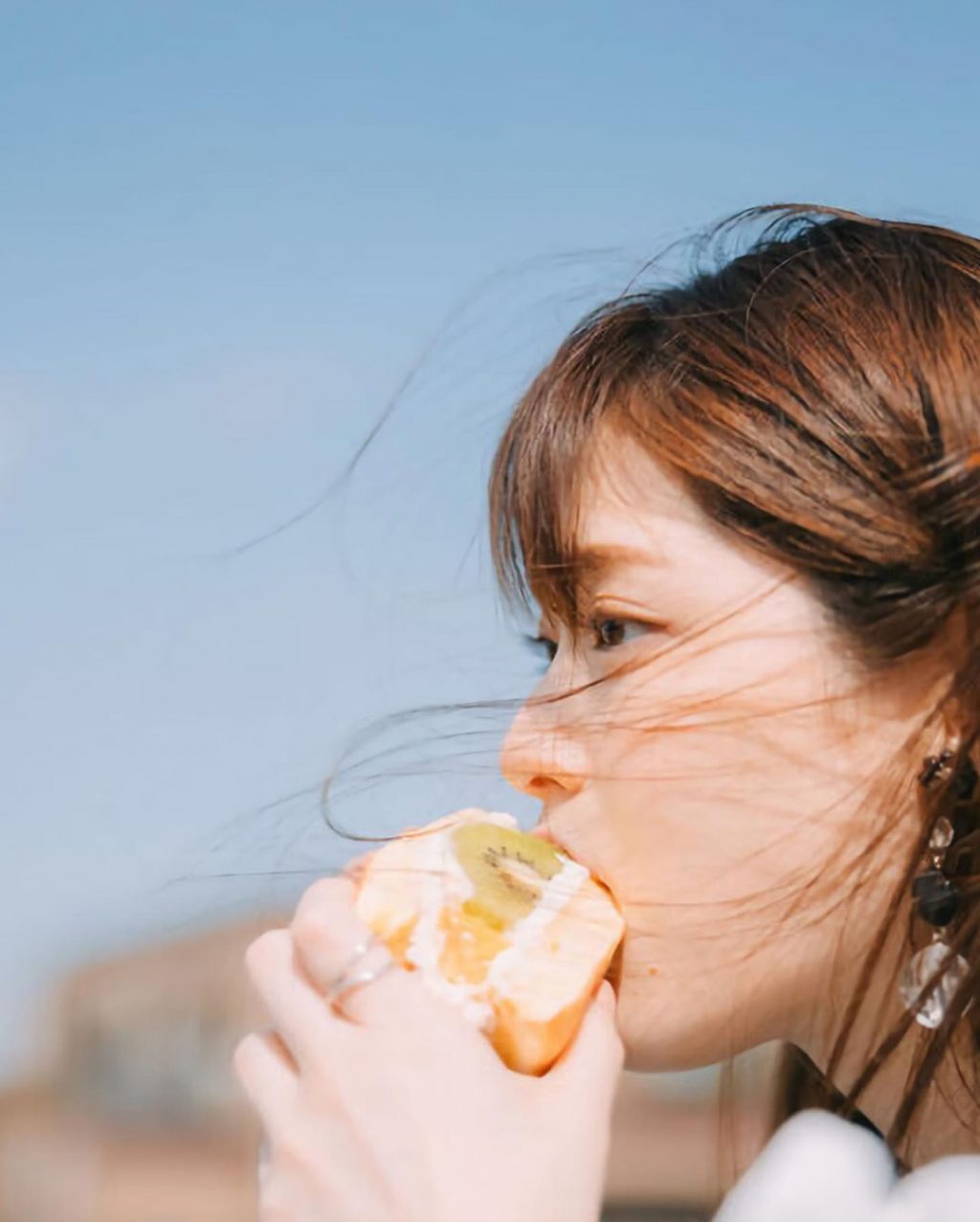 thiếu vitamin D gây hại đến nhan sắc - cô gái ăn bánh ngọt