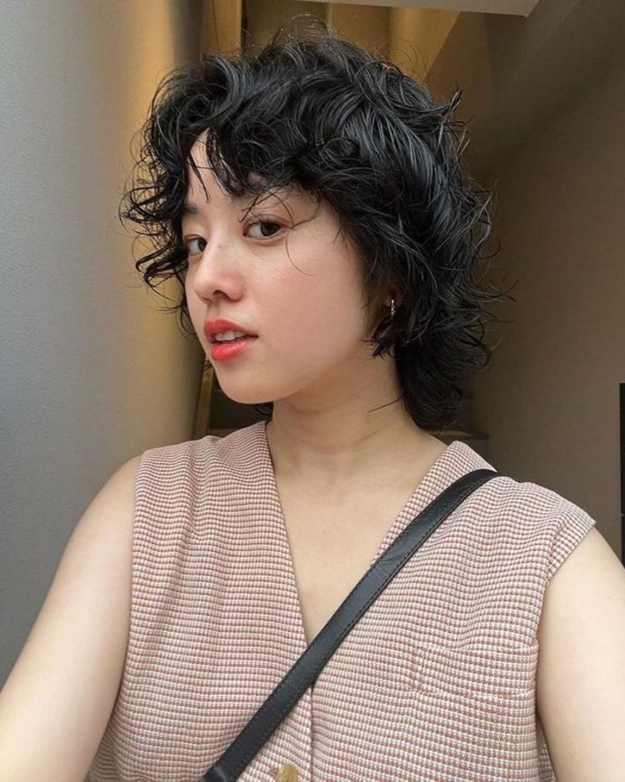 Việc mix các lọn tóc xoăn tự nhiên và các lớp tóc được cắt tỉa ngẫu hứng tạo nên một diện mạo vừa phóng khoáng, vừa cá tính.
