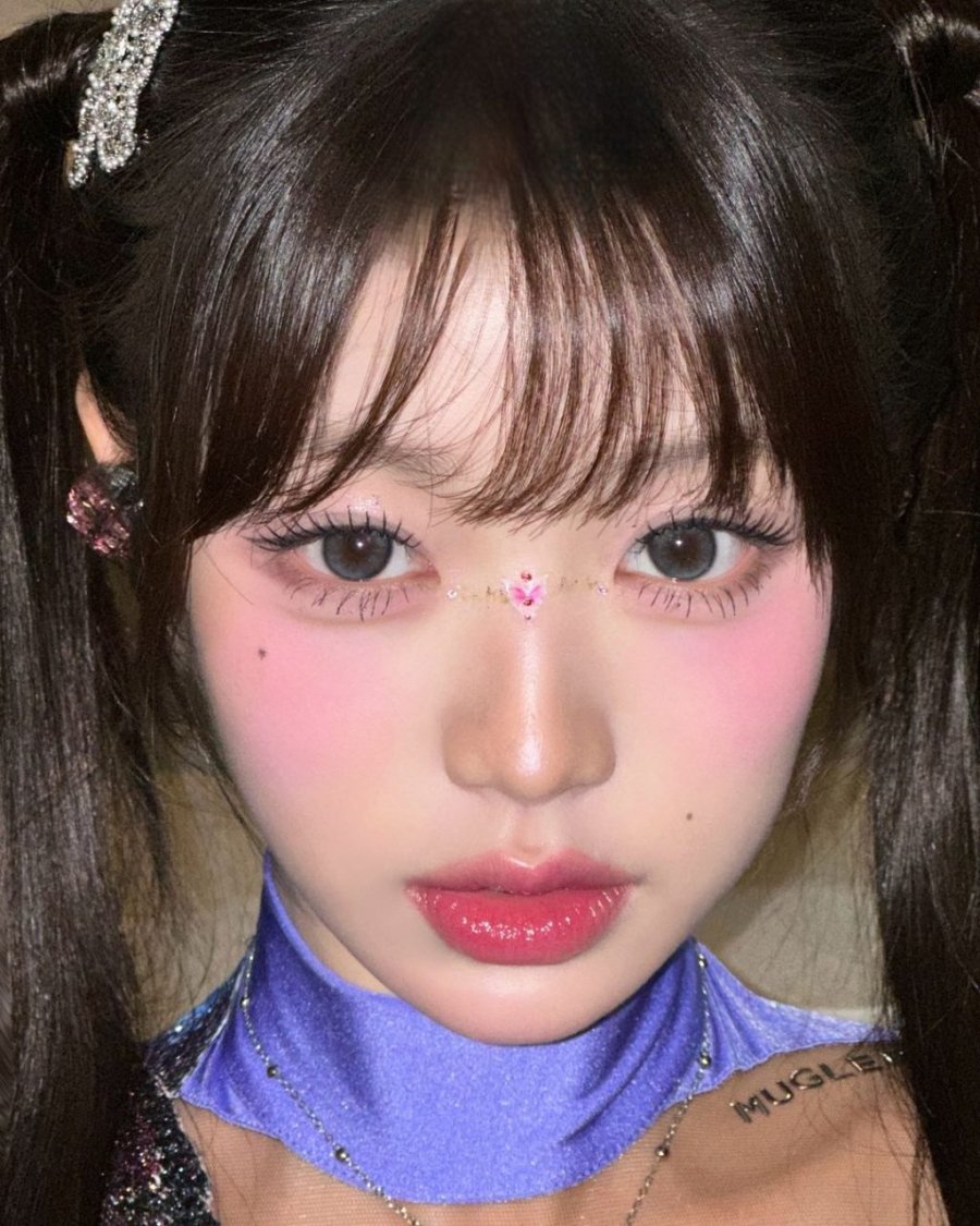 Má hồng ánh tím cũng trở thành “vật bất ly thân” của cô nàng IT girl Jang WonYoung.