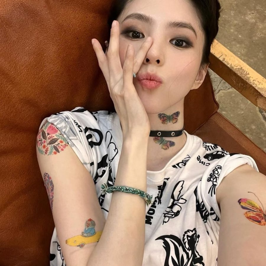 Nếu bạn sở hữu làn da lạnh với undertone hồng hay xanh, hãy thử kết hợp với các gam màu như xám khói, bạc hoặc xanh navy.