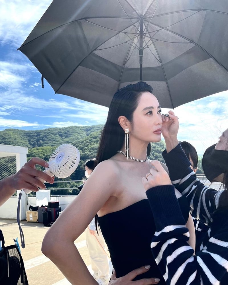 Bên cạnh khả năng diễn xuất ấn tượng của Kim Hye Soo, khán giả còn được chiêm ngưỡng và xuýt xoa trước làn da căng bóng và “lão hóa ngược” của cô.
