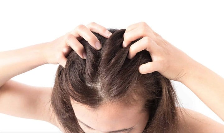 Massage kích thích da đầu giúp cải thiện tuần hoàn máu và kích hoạt quá trình làm tóc chắc khỏe hơn.
