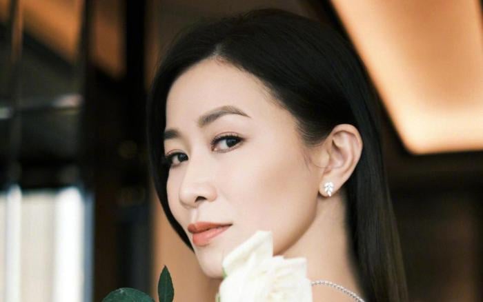 Xa Thị Mạn rất quan tâm đến việc chăm sóc vùng da mắt.