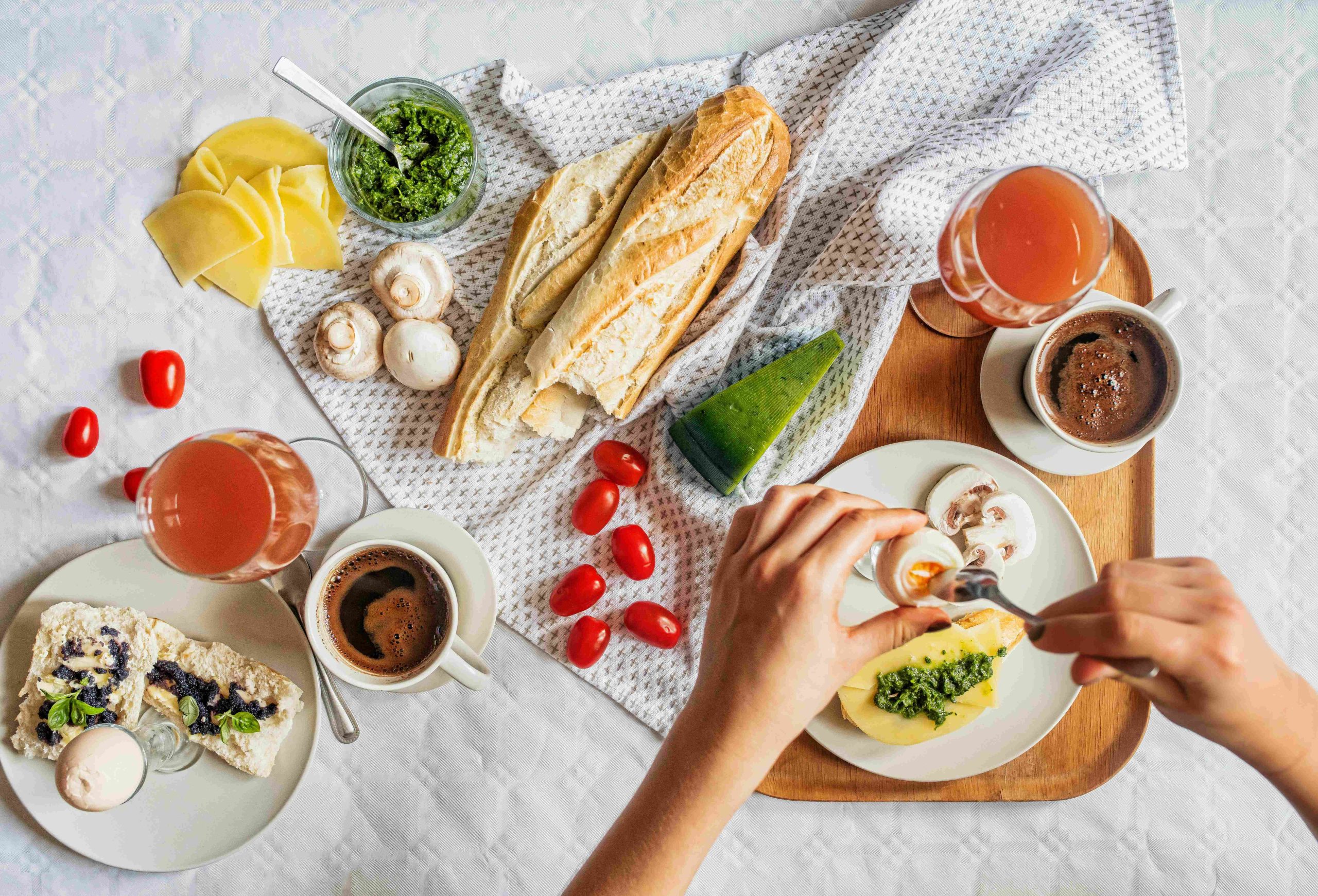Bữa ăn có đủ chất như trứng, carb và chất xơ rất tốt cho cơ thể