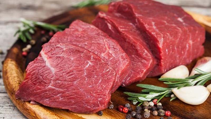 Thịt đỏ cung cấp sắt nguồn gốc động vật giúp giảm nguy cơ thiếu hụt sắt, giúp da hồng hào, tóc bóng mượt.