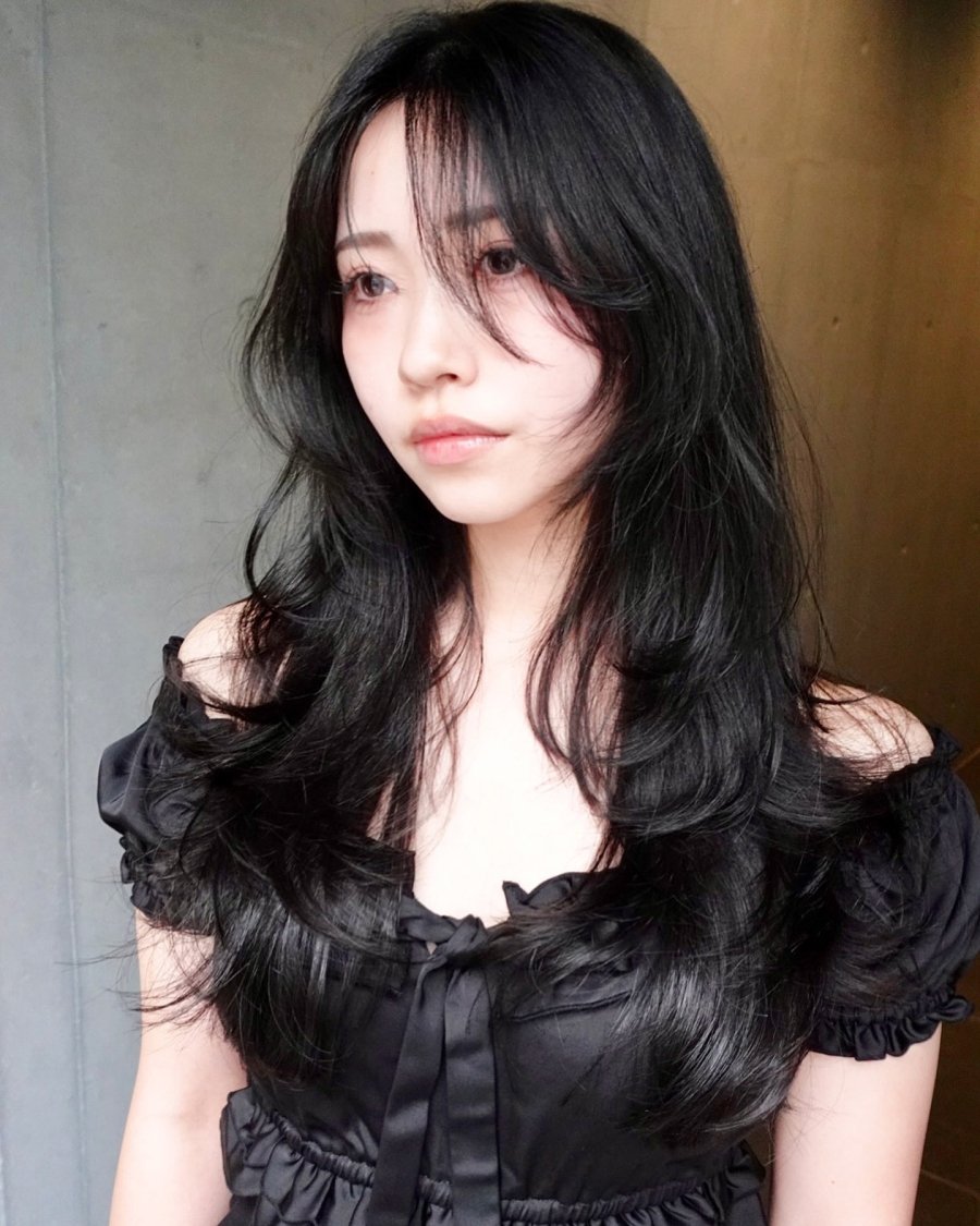 Tóc xoăn luôn cũng giúp vẻ ngoài trở nên sang trọng và nổi bật hơn.
