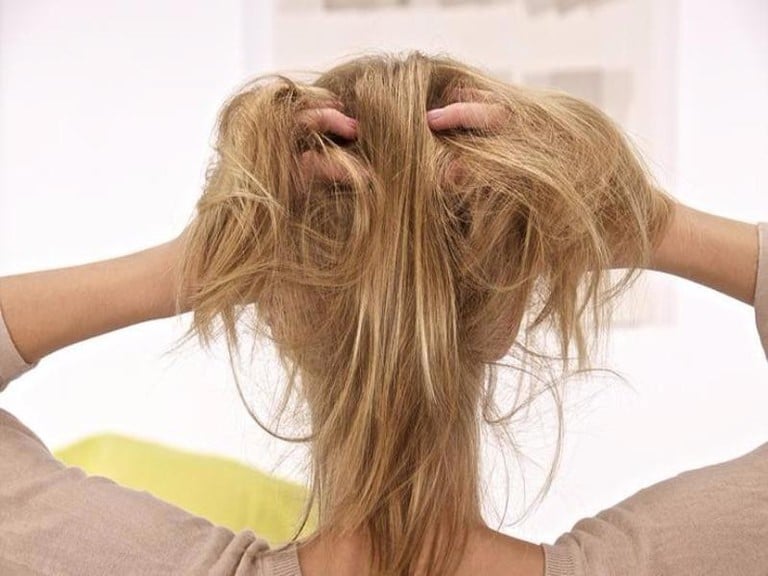 Chải tóc khi vẫn ẩm có thể làm hỏng cấu trúc tóc và dẫn đến tình trạng tóc dễ bị gãy.