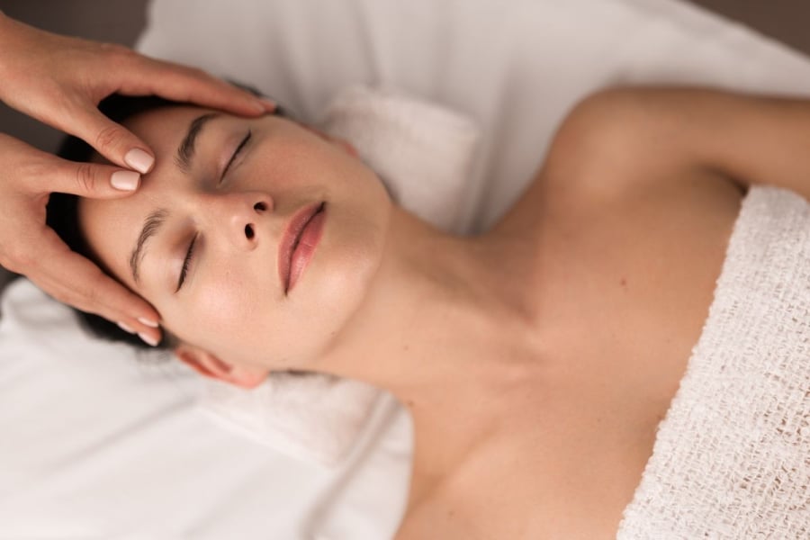 Mát-xa mặt giúp tăng lưu lượng máu, thư giãn các cơ mặt, giảm nếp nhăn và bọng mắt.