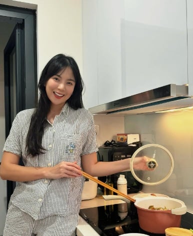Nhìn rõ, làn da của nữ MC khá trắng mịn, không tì vết dù Mai Ngọc đã chạm ngưỡng U40.