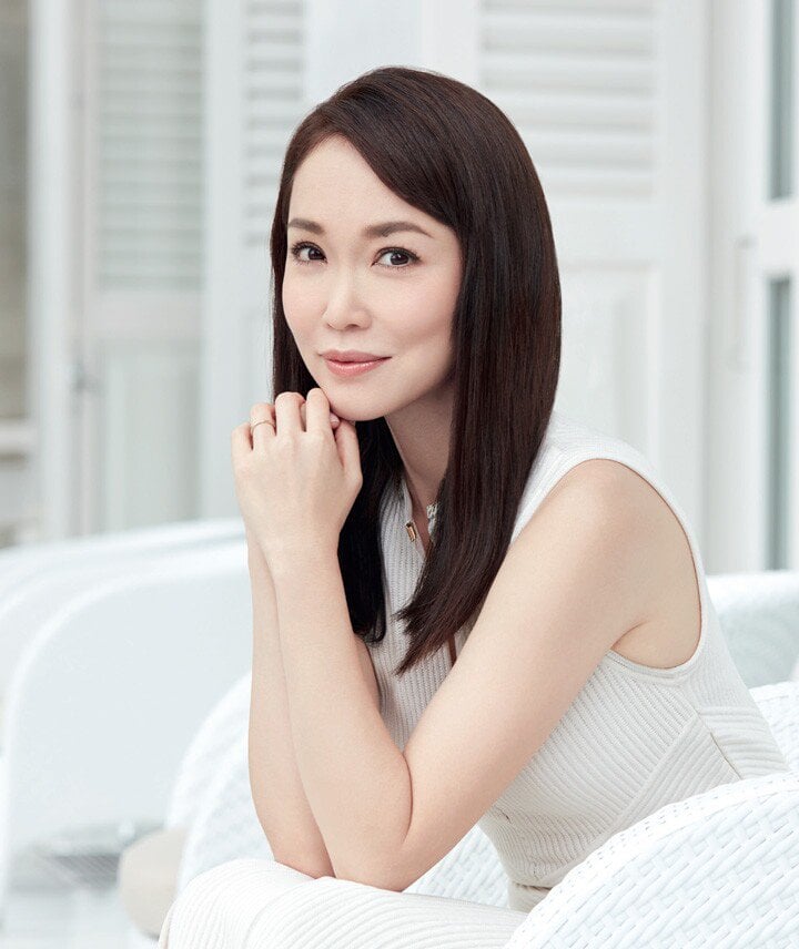 Dù đã hơn 50 nhưng nhan sắc của cô vẫn luôn được nhiều khen ngợi. Đặc biệt mái tóc của cô cũng luôn trong trạng thái suôn mượt.