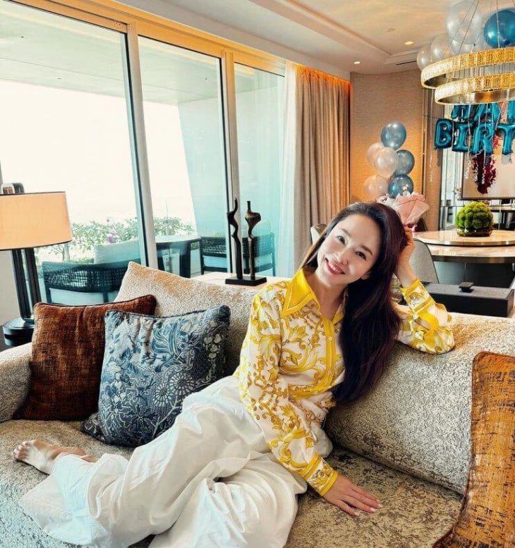Cô khuyến khích áp dụng một chế độ ăn uống cân bằng, tránh xa các loại thực phẩm gây hại như nước ngọt có gas, đồ ăn chứa nhiều đường, và rượu.