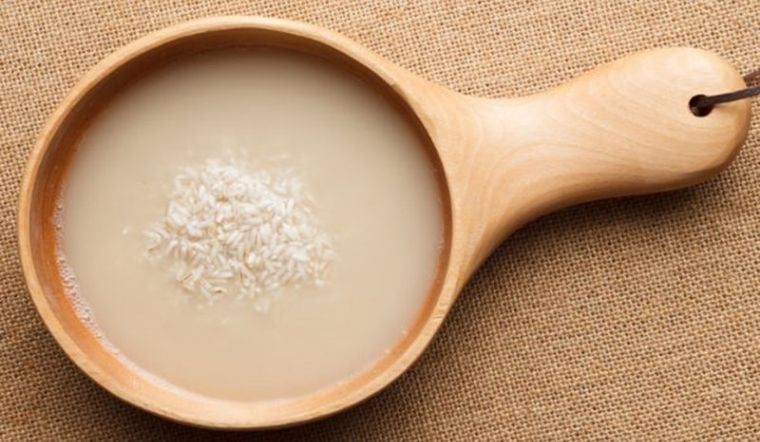 Nước vo gạo chứa vitamin B1 và B6, kẽm, magiê, sắt hỗ trợ da mềm mại.