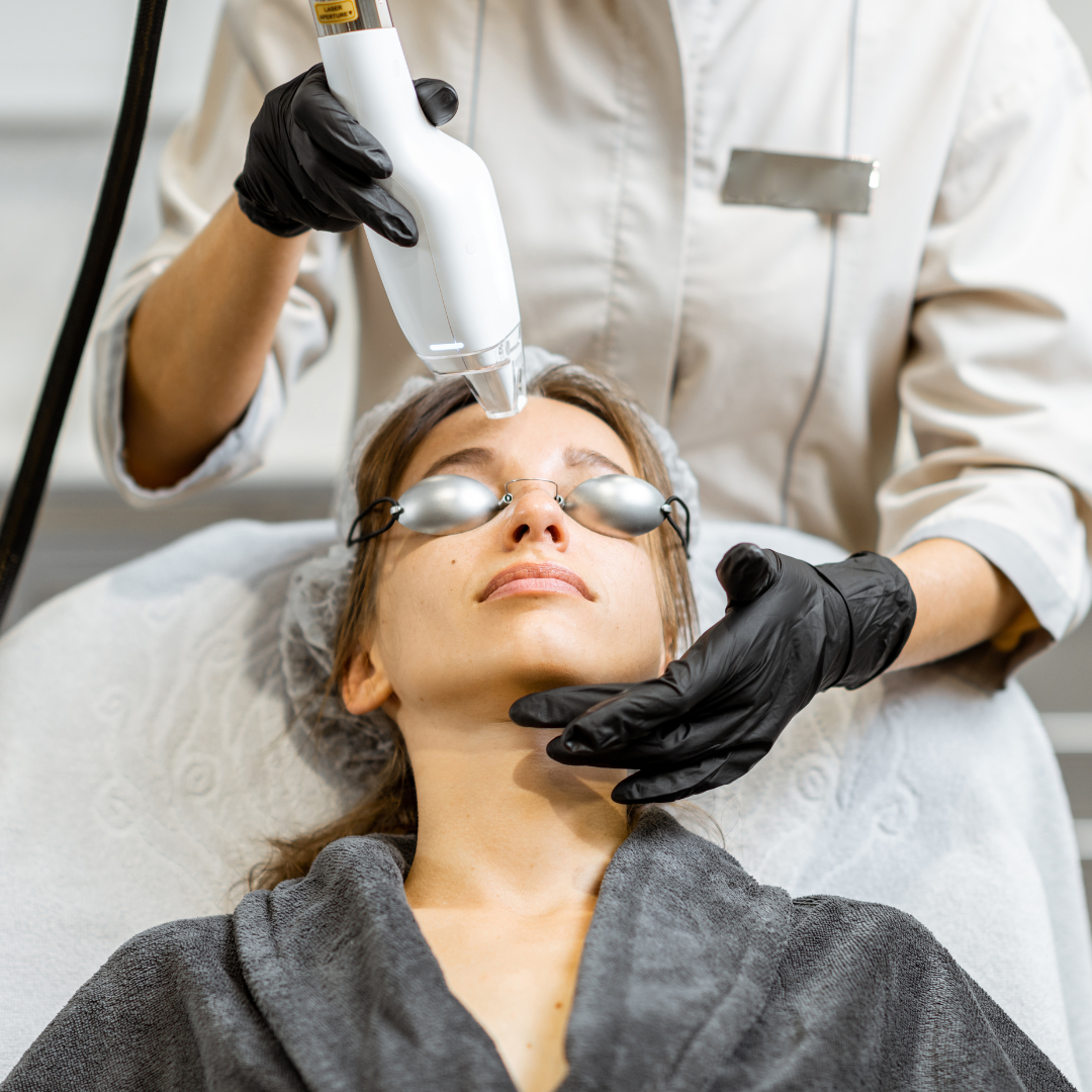 Làm đẹp da bằng laser Carbon - cô gái đang thực hiện liệu trình làm đẹp
