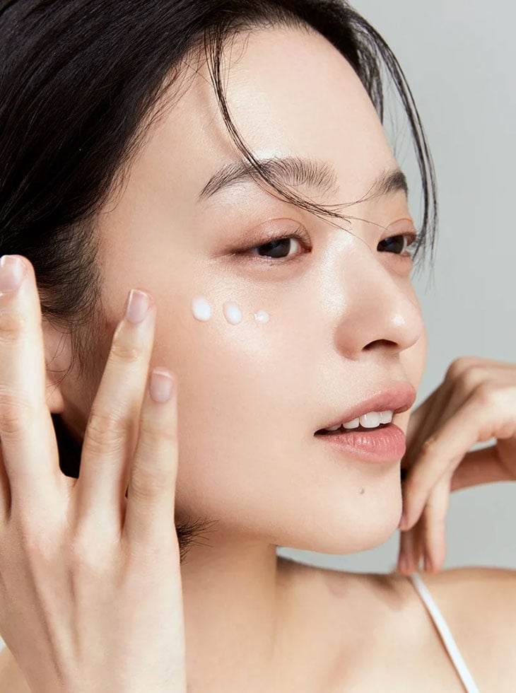 Sử dụng sữa rửa mặt dịu nhẹ sẽ giúp duy trì hàng rào bảo vệ của da bằng cách loại bỏ tạp chất mà không làm mất đi các loại dầu cần thiết.