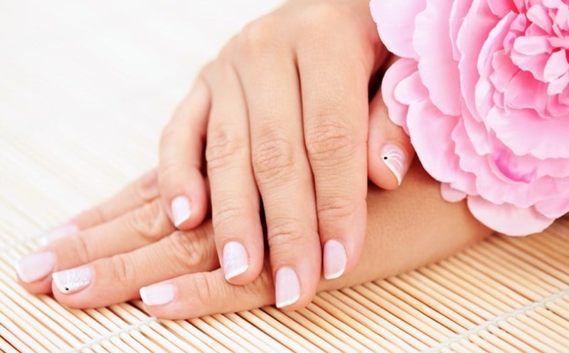 Các loại dầu hạt jojoba, dầu hạt lanh, dầu oliu có tác dụng giúp dưỡng ẩm, tăng độ bóng, độ cứng của móng tay.