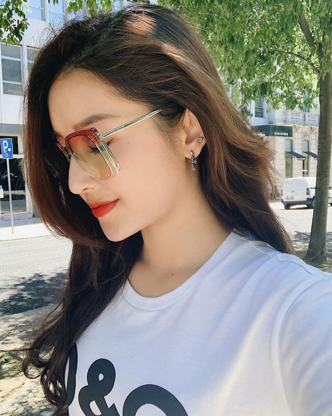 Với làn da khoẻ khoắn như thế, Huyền My dù không cần phải trang điểm nhiều cũng đủ khiến ai nấy phải luỵ tim.