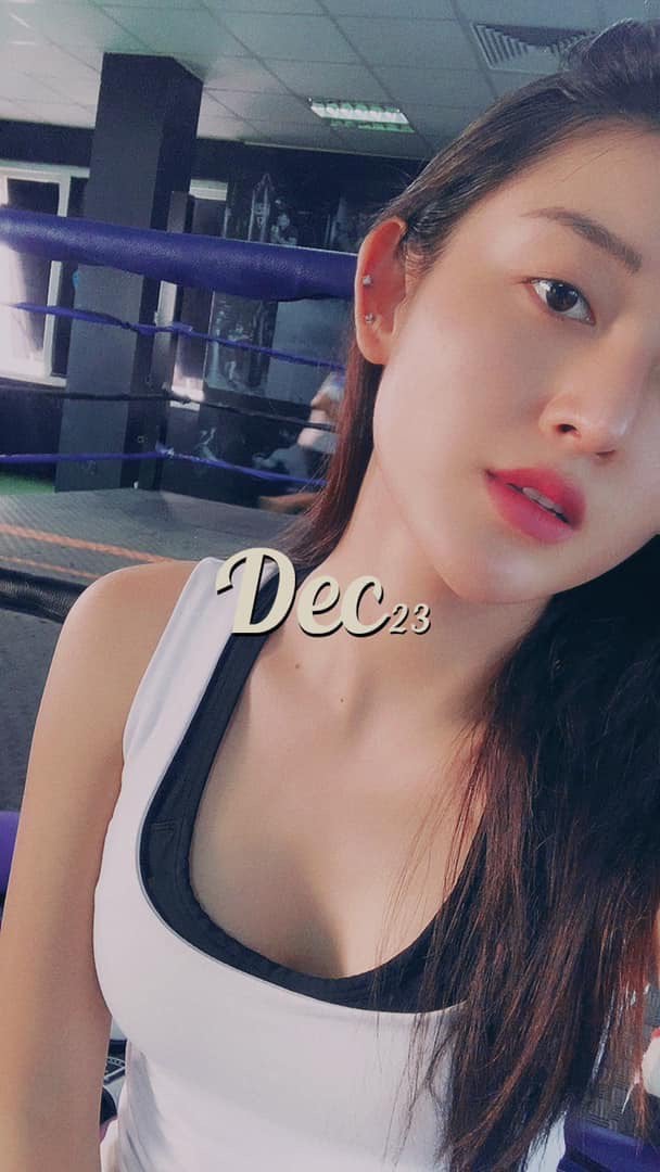 Không chỉ dáng đẹp, eo thon, vòng 1 nảy nở, Huyền My cũng ghi điểm xuất sắc với gương mặt mộc nhưng cực kỳ sắc nét.
