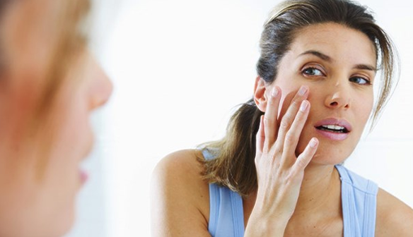 Để ngủ đủ giấc, cần đi ngủ và thức dậy vào cùng một thời điểm mỗi ngày để cơ thể hoạt động theo đúng lịch trình.