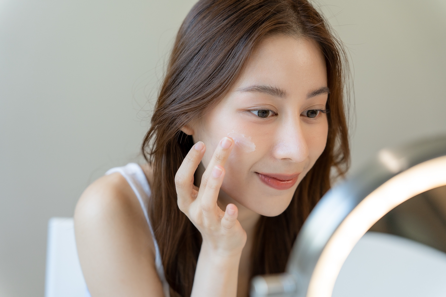 Cô gái đang làm đẹp da skincare