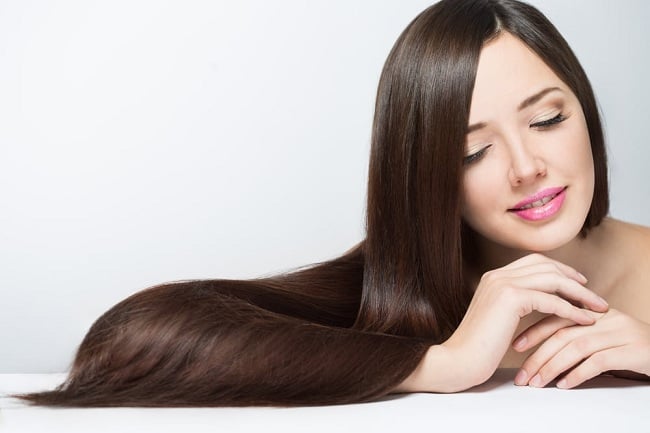 Gội đầu đúng cách giúp loại bỏ mọi bụi bẩn, dầu nhờn và da thừa, giúp da đầu và mái tóc được khô thoáng, sạch sẽ.