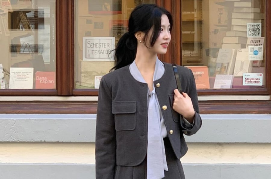 Áo khoác crop top cổ tròn với chất liệu dày dặn như dạ hay vải tweed mang lại cảm giác thanh lịch và chỉn chu tăng điểm sang chảnh cho tổng thể