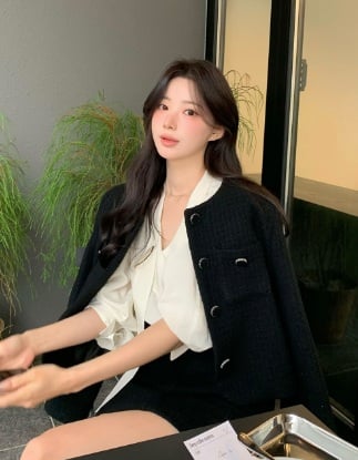 Đối với những dịp dạo phố hay hẹn hò, chân váy dài điệu đà hay chân váy ngắn chắc chắn là mảnh ghép hoàn hảo.