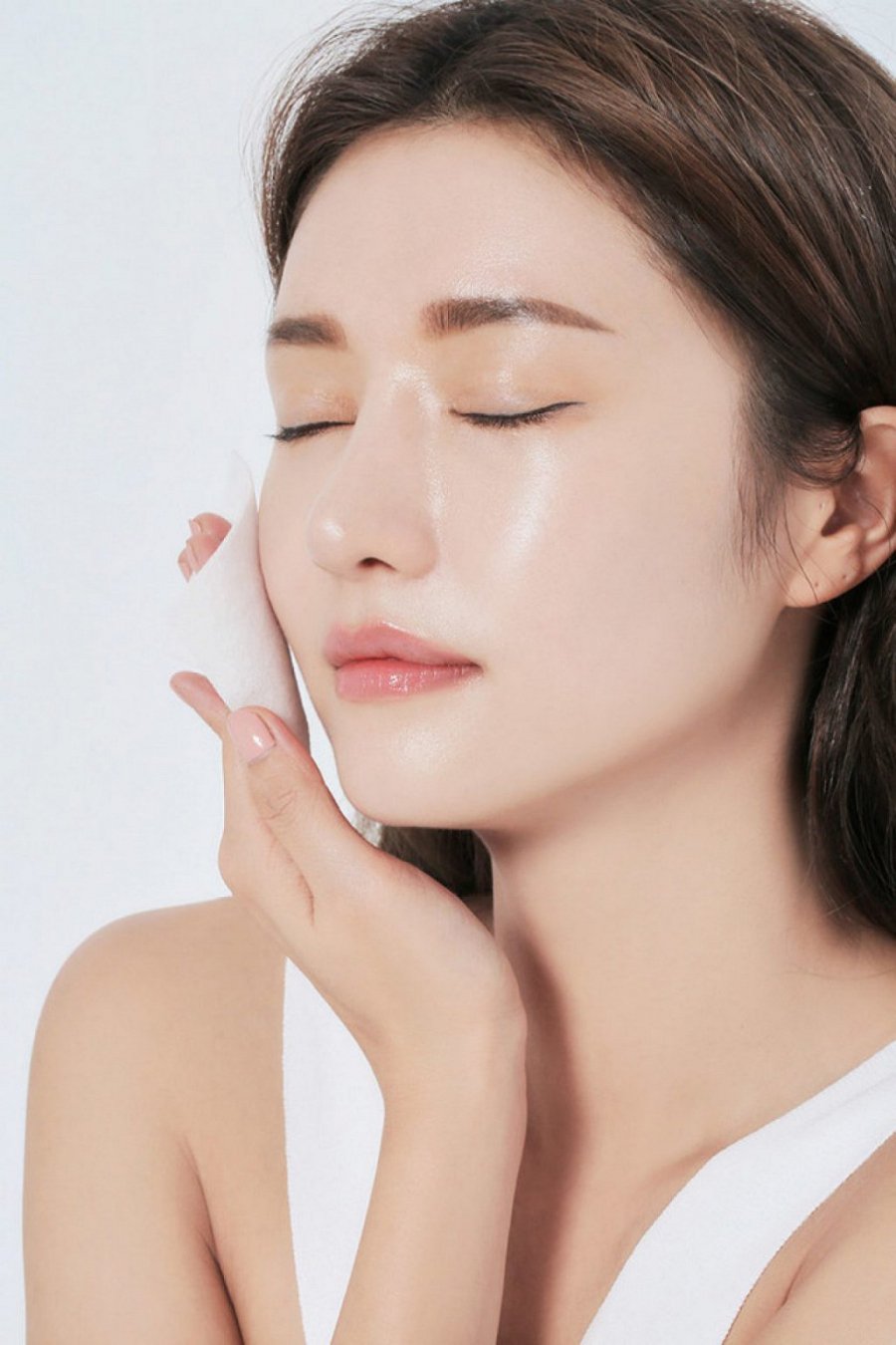 Phong cách chăm sóc da này không chỉ tập trung vào việc làm sạch và dưỡng ẩm, mà còn bao gồm nhiều bước đặc biệt giúp da sáng, mịn.