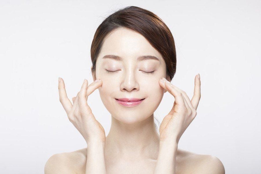 Cầ đảm bảo rằng tất cả những gì còn sót lại của lớp trang điểm, bụi bẩn của ngày hôm trước đã biến mất.