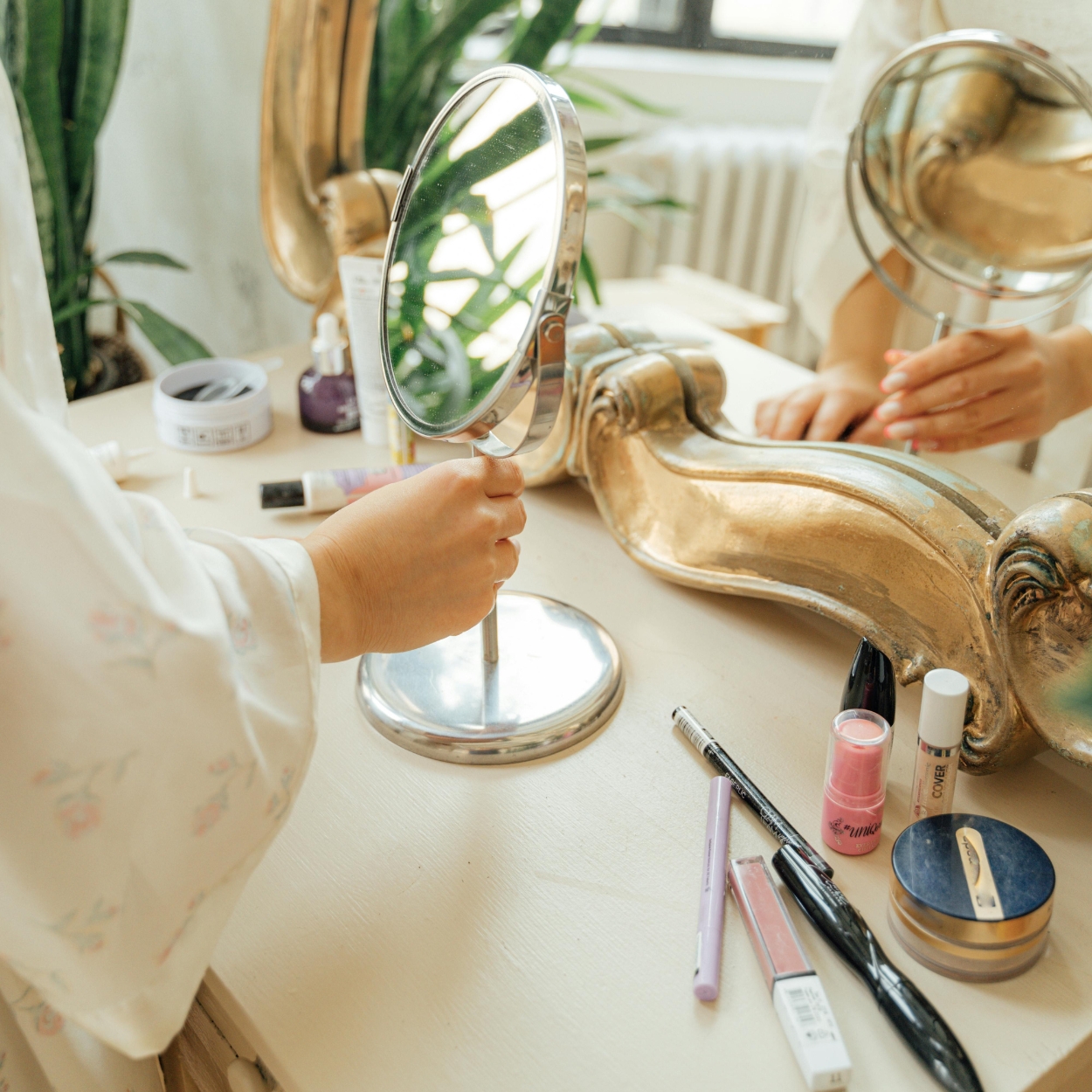 đồ makeup lỗi thời và không còn phù hợp với phong cách hiện tại