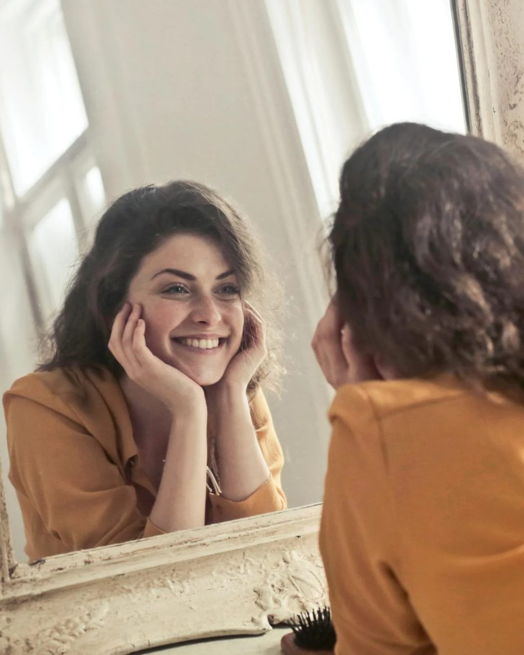 Cô gái vui vẻ sau khi massage