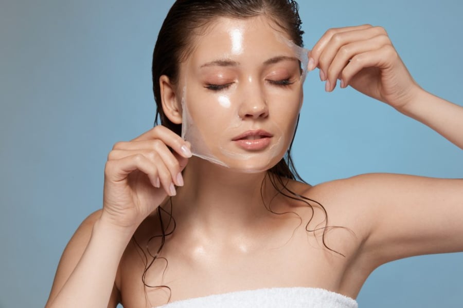 Axit hyaluronic là một trong những thành phần phổ biến nhất để giữ ẩm trên bề mặt để giữ cho da luôn ẩm mịn và mềm mại.