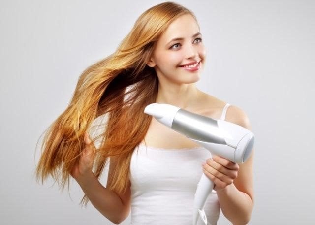 Nên để máy ở chế độ mát, tốc độ gió vừa phải để hong khô tóc.